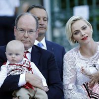 Los Príncipes Alberto y Charlene de Mónaco con sus hijos Jacques y Gabriella