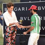 Nieves Álvarez entregó uno de los premios en el Torneo de Polo de Sotogrande
