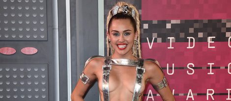 Miley Cyrus en la alfombra roja de los Video Music Awards 2015