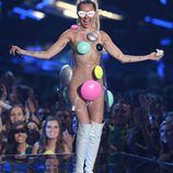 Miley Cyrus dejando poco a la imaginación en los Video Music Awards 2015
