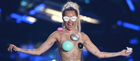 Miley Cyrus dejando poco a la imaginación en los Video Music Awards 2015