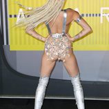 Miley Cyrus de espaldas en la alfombra roja de los Video Music Awards 2015