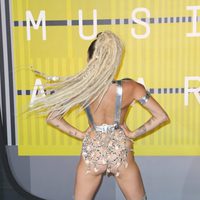 Miley Cyrus de espaldas en la alfombra roja de los Video Music Awards 2015