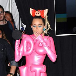 Miley Cyrus fumando en el backstage de los Video Music Awards 2015