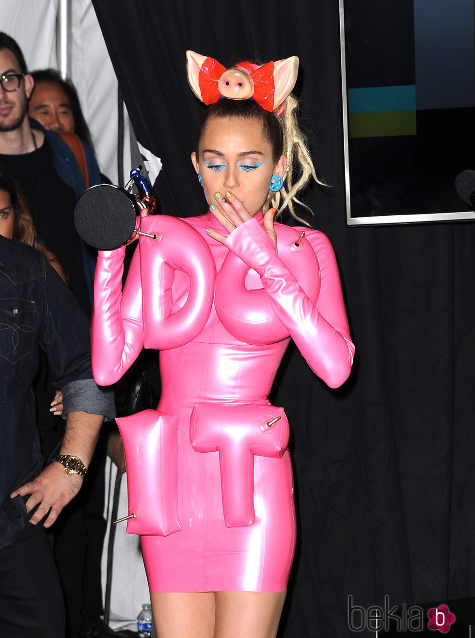 Miley Cyrus fumando en el backstage de los Video Music Awards 2015