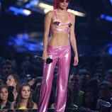 Miley Cyrus con un look fucsia en los Video Music Awards 2015