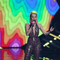 Miley Cyrus con un jumpsuit de lentejuelas en los Video Music Awards 2015