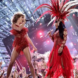 Nicki Minaj y Taylor Swift cantando juntas en los Video Music Awards 2015