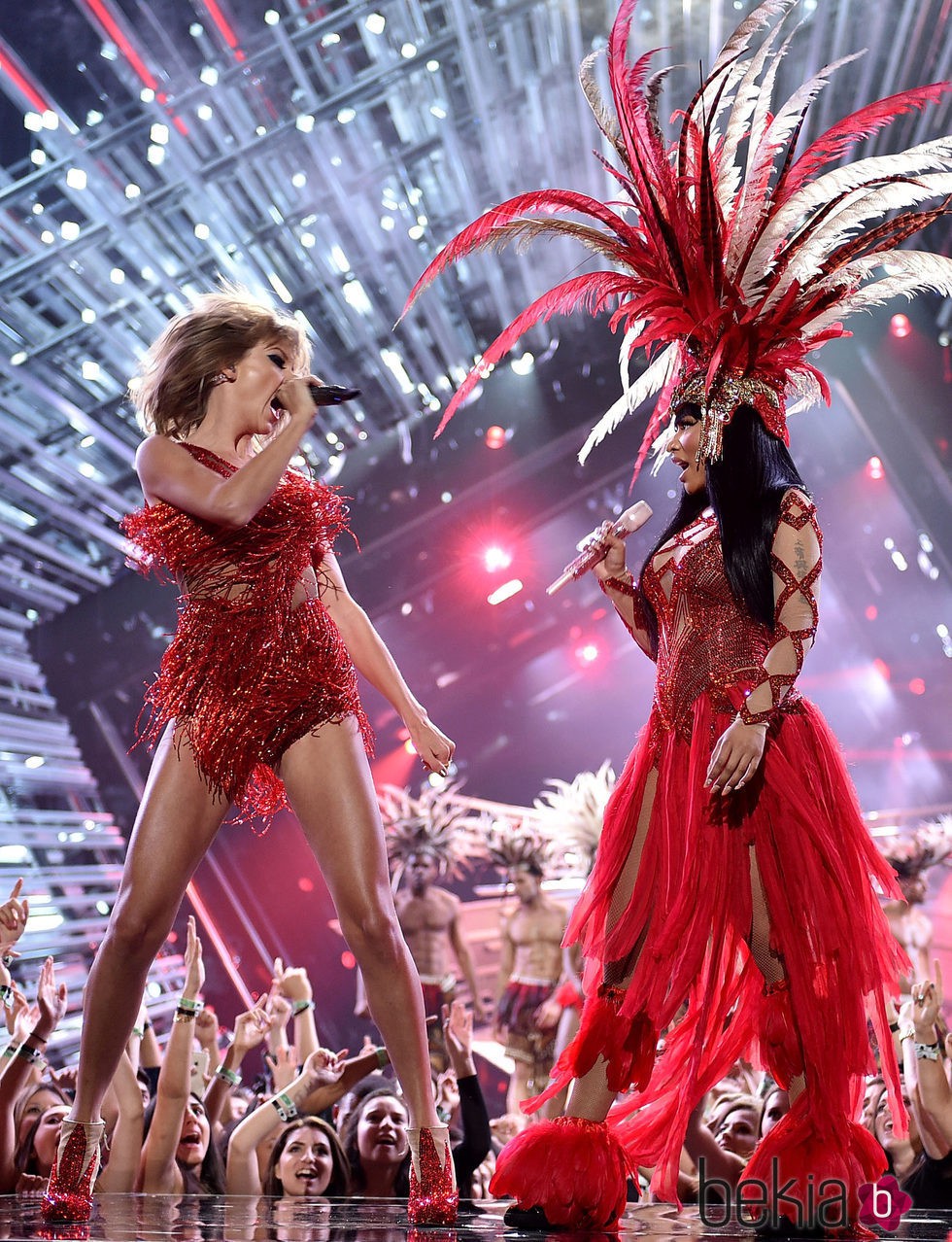 Nicki Minaj y Taylor Swift cantando juntas en los Video Music Awards 2015