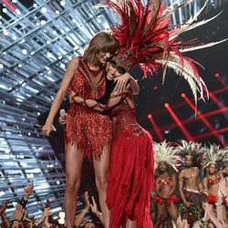 Nicki Minaj y Taylor Swift abrazándose en los Video Music Awards 2015