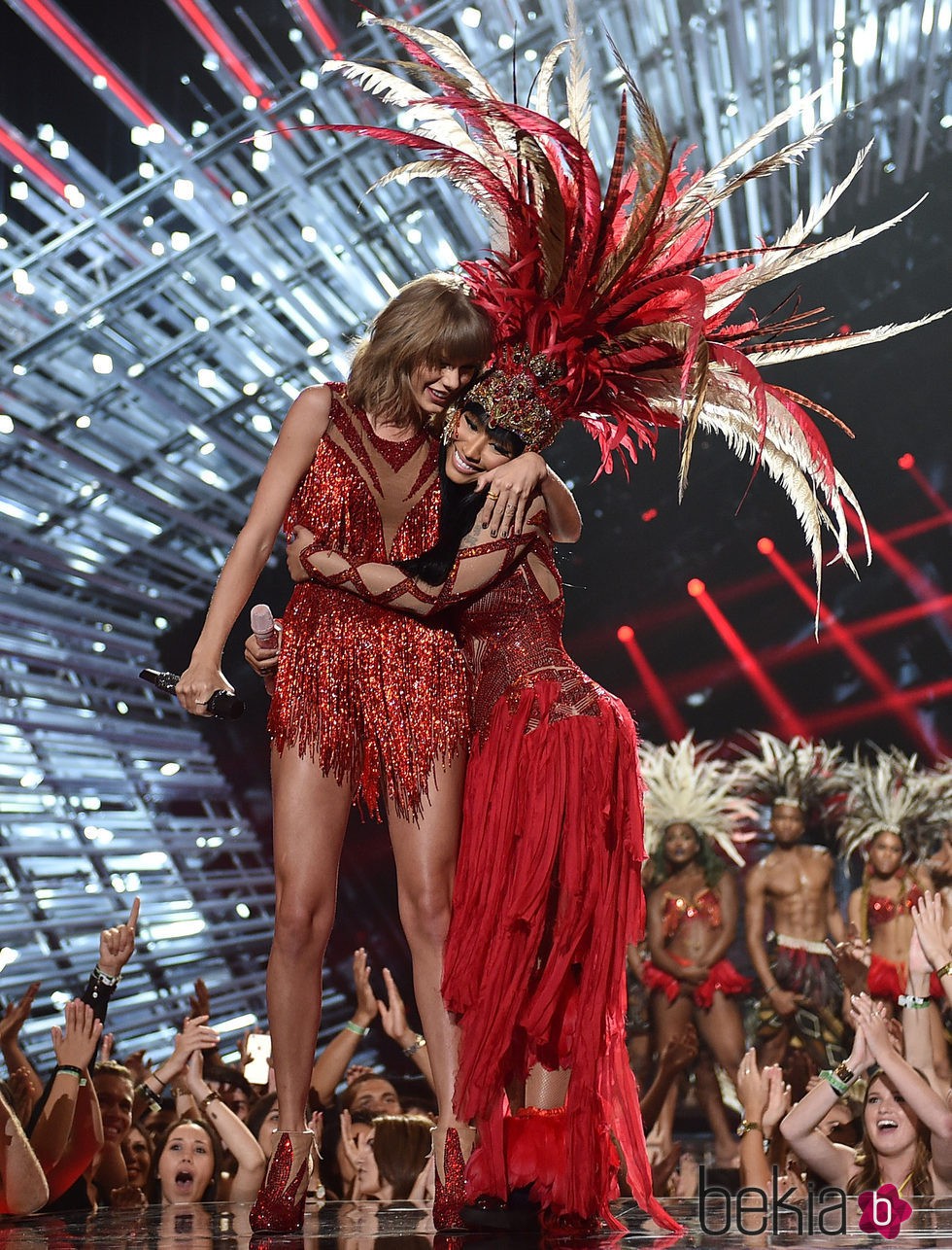 Nicki Minaj y Taylor Swift abrazándose en los Video Music Awards 2015