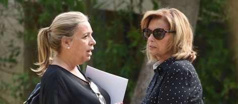 María Teresa Campos y su hija Carmen Borrego en el funeral de Araceli Campos