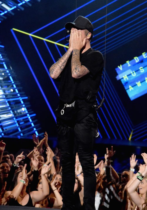 Justin Bieber rompe a llorar tras su actuación en los Video Music Awards 2015