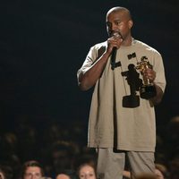 Kanye West recogiendo un galardón honorífico en los Video Music Awards 2015