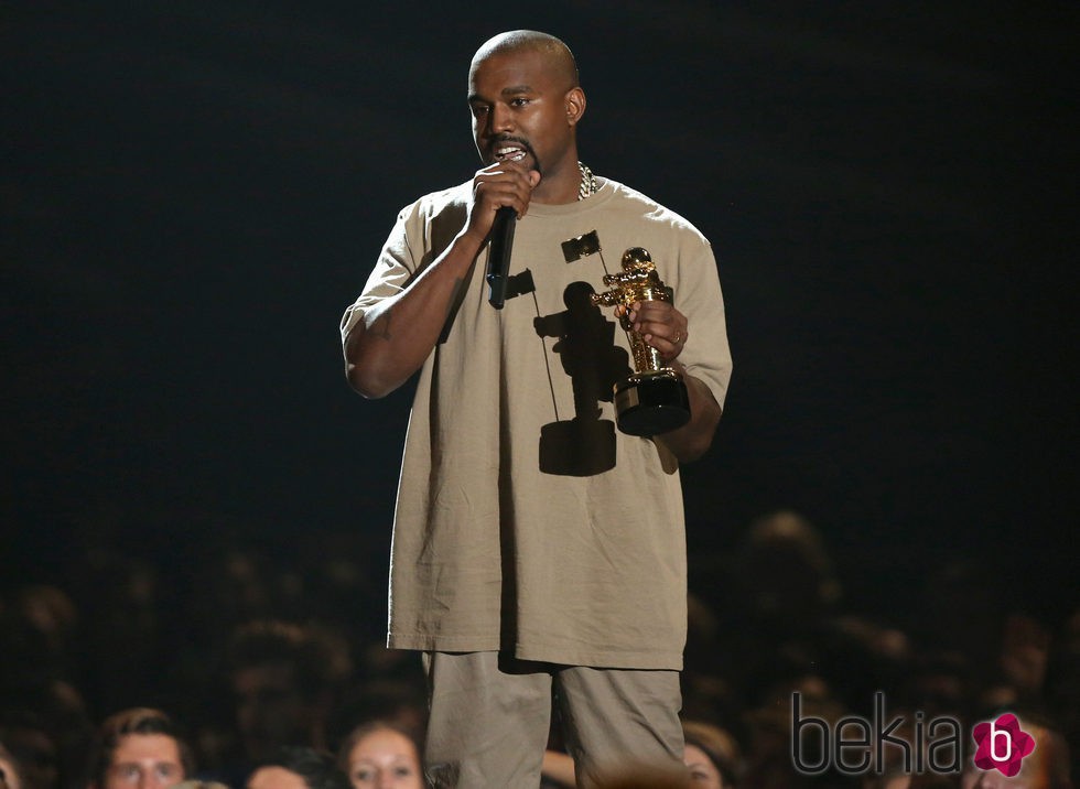 Kanye West recogiendo un galardón honorífico en los Video Music Awards 2015