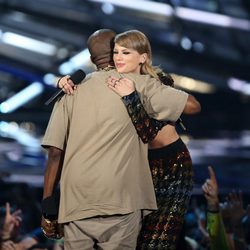 Kanye West y Taylor Swift abrazándose en la entrega de los Video Music Awards 2015