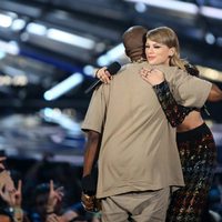 Kanye West y Taylor Swift abrazándose en la entrega de los Video Music Awards 2015