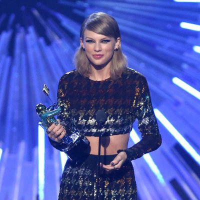 Taylor Swift con su galardón en los Video Music Awards 2015