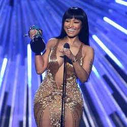 Nicki Minaj recogiendo su premio en la gala de los Video Music Awards 2015