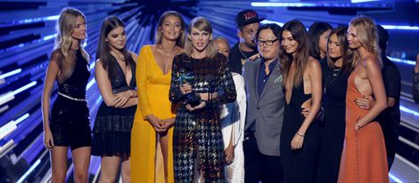 Taylor Swift acompañada por sus amigas en la recogida de su premio en los Video Music Awards 2015