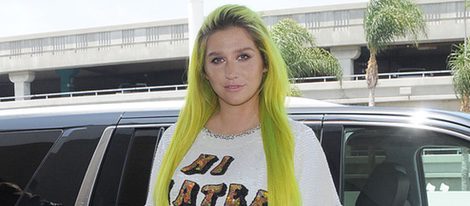 Kesha en el aeropuerto de Los Angeles