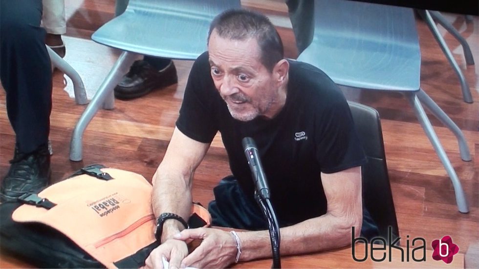 Julián Muñoz sentado ante el juez con un aspecto muy demacrado