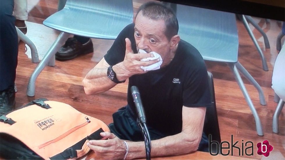 Julián Muñoz secándose la boca con un pañuelo mientras declara ante el juez