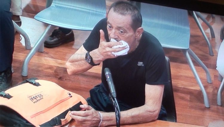 Julián Muñoz secándose la boca con un pañuelo mientras declara ante el juez
