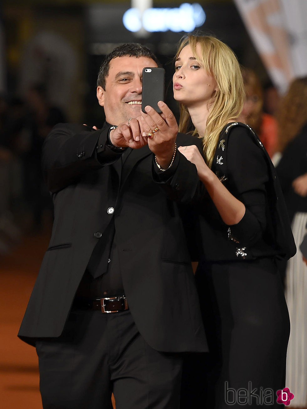 Ingrid García Jonsson y Paco Tous haciéndose un selfie en el estreno de 'Apaches' en el FesTVal de Vitoria 2015