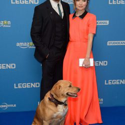 Emily Browning, Tom Hardy y su perro Woody en el estreno de 'Legend'