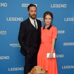 Emily Browning, Tom Hardy y su perro Woody en el estreno de 'Legend'
