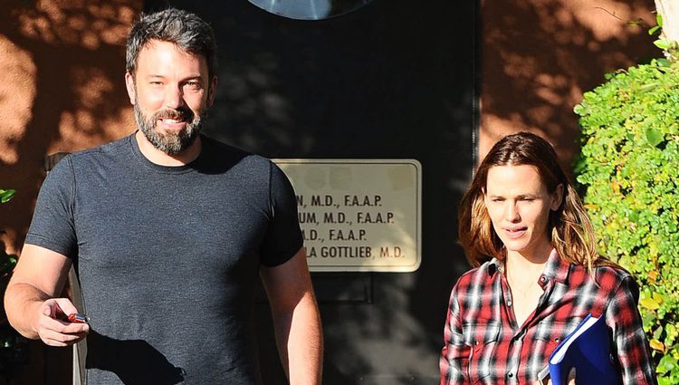 Ben Affleck y Jennifer Garner pasean juntos por Los Angeles
