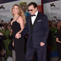 Johnny Depp y Amber Heard llegando cogidos de la mano al estreno de 'Black Mass' en la Mostra 2015