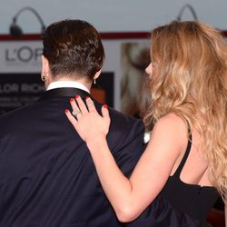 Johnny Depp y Amber Heard abrazados en el estreno de 'Black Mass' en la Mostra 2015