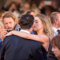 Johnny Depp y Amber Heard muy cómplices en el estreno de 'Black Mass' en la Mostra 2015