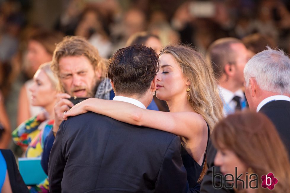 Johnny Depp y Amber Heard muy cómplices en el estreno de 'Black Mass' en la Mostra 2015