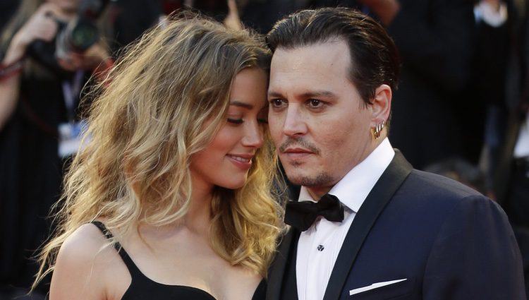 Johnny Depp y Amber Heard muy cariñosos en el estreno de 'Black Mass' en la Mostra 2015