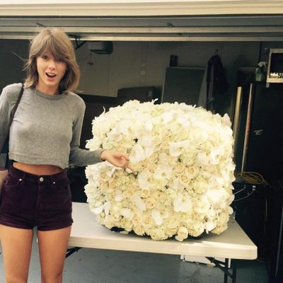Taylor Swift posa con las flores que le ha regalado Kanye West