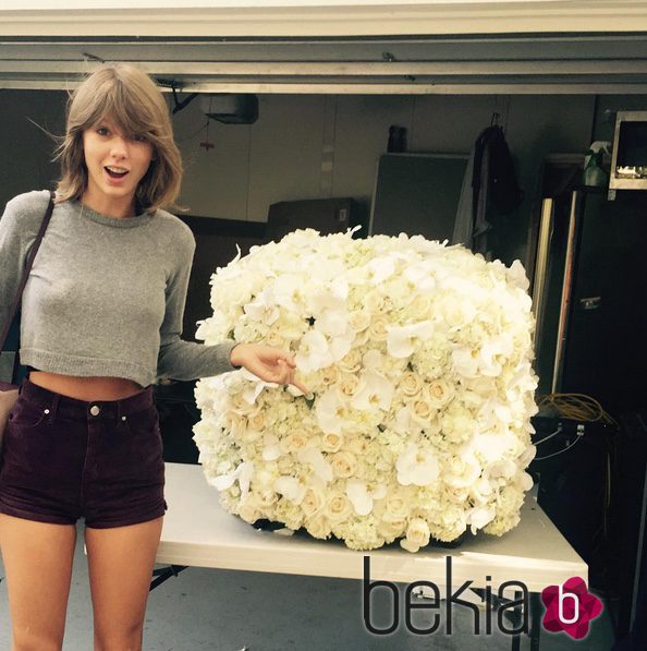 Taylor Swift posa con las flores que le ha regalado Kanye West