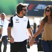 Fernando Alonso y Lara Álvarez cogidos de la mano en el GP de Italia 2015