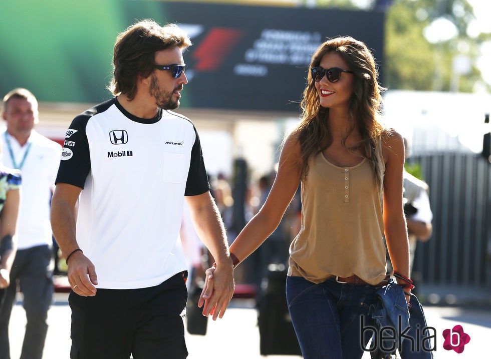 Fernando Alonso y Lara Álvarez cogidos de la mano en el GP de Italia 2015