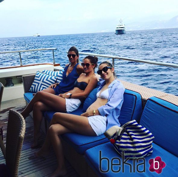 Carlota Ruiz, Marta Ponsati y Nagore Aranburu a bordo de un barco en alta mar