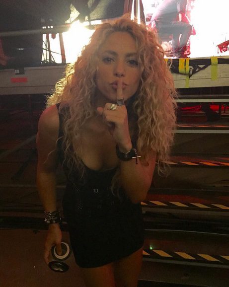 Shakira antes de sorprender a Maná en su concierto en Barcelona