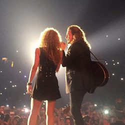 Shakira con Maná en su concierto en Barcelona