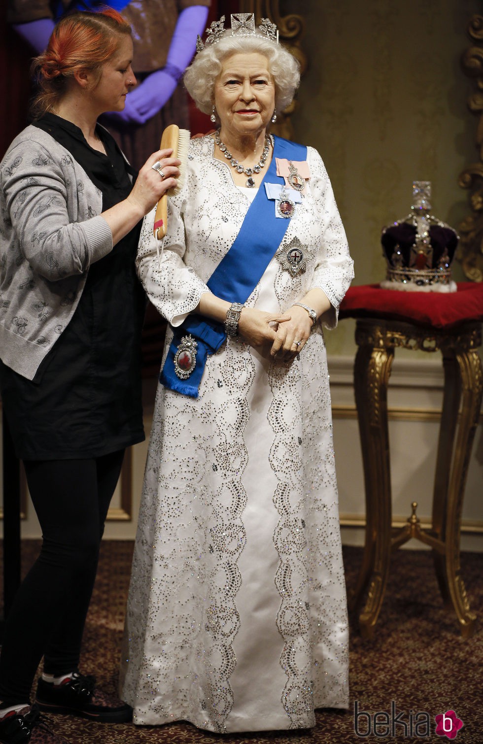 Figura de cera de la Reina Isabel II con nuevo traje para celebrar su récord en el Trono