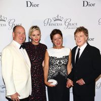 Los Príncipes Alberto y Charlene de Mónaco, Robert Redford y su mujer en los Premios Princesa Grace