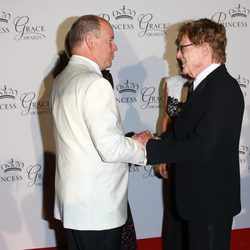 Alberto de Mónaco charla con Robert Redford en los Premios Princesa Grace en Mónaco