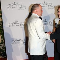 Alberto de Mónaco charla con Robert Redford en los Premios Princesa Grace en Mónaco