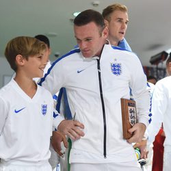 Romeo Beckham con Wayne Rooney antes el partido Inglaterra-Suiza