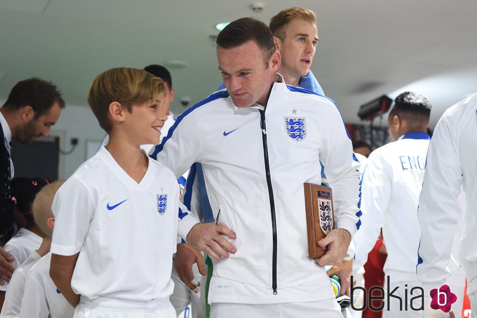 Romeo Beckham con Wayne Rooney antes el partido Inglaterra-Suiza
